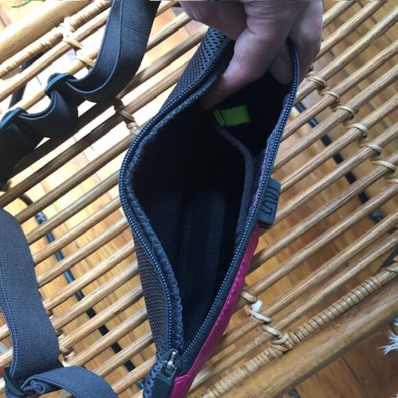 Bundle - Running belt (like new) and matching water bottle - Picture 4 of 6